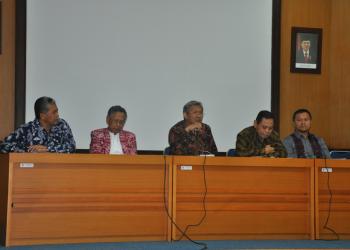 Rektor UNY memberikan pengarahan pada peserta PPG SM-3T